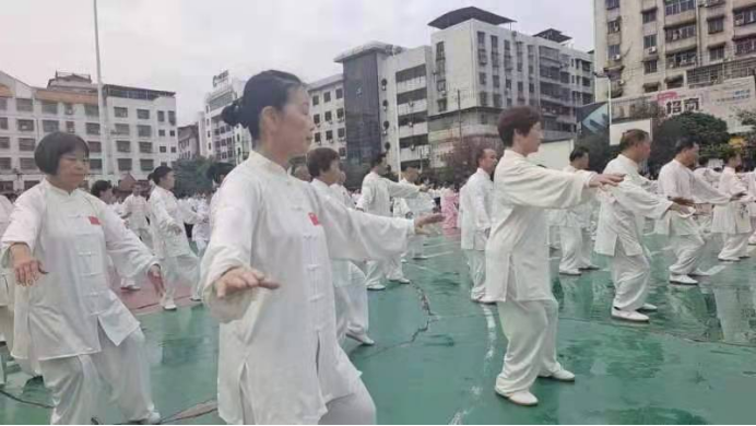 湖南新宁：千人展演健身舞
